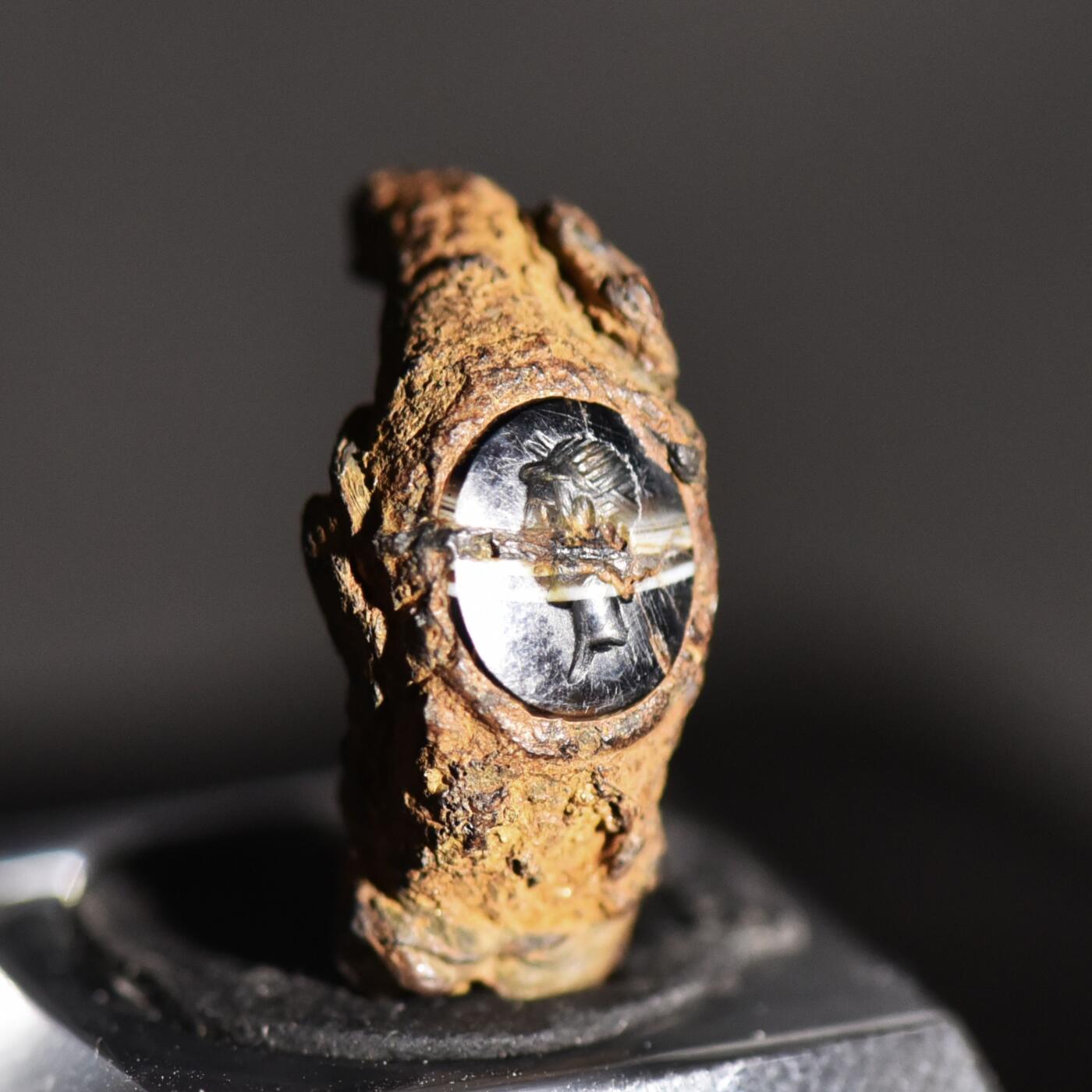 【良泉】【春节前最后一场】2月5日晚19.30点开拍！208组，本场结束后预存钱币的朋友请告知，将连同本场拍品一起邮寄，预祝诸位春节愉快！ 公元1–2世纪【古罗马】缠丝玛瑙材质“青年头像”宝石微雕戒面，原本铁质戒托部分残存