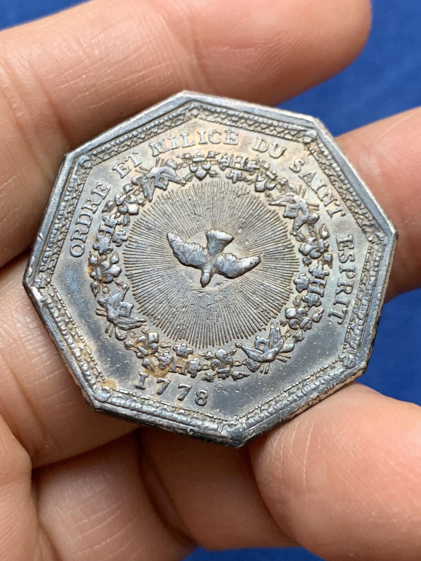 《竞宝斋》第458场 周日，周一，周二   3场连拍 （全场包邮）欢迎送拍 法国八角银质代币，路易十六头像圣灵勋章，17.50g，33.8mm，早期无边铭