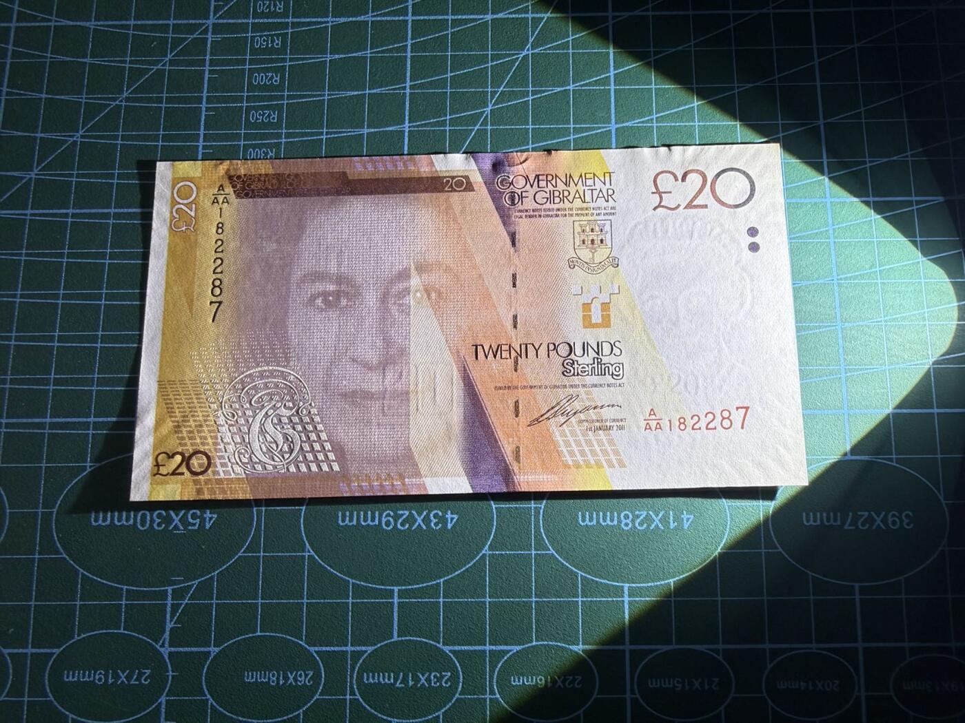 【炜奕收藏】，第五十七期，英联邦女王专场 2011年直布罗陀20镑，UNC品相，AAA首发冠较少，号码无4