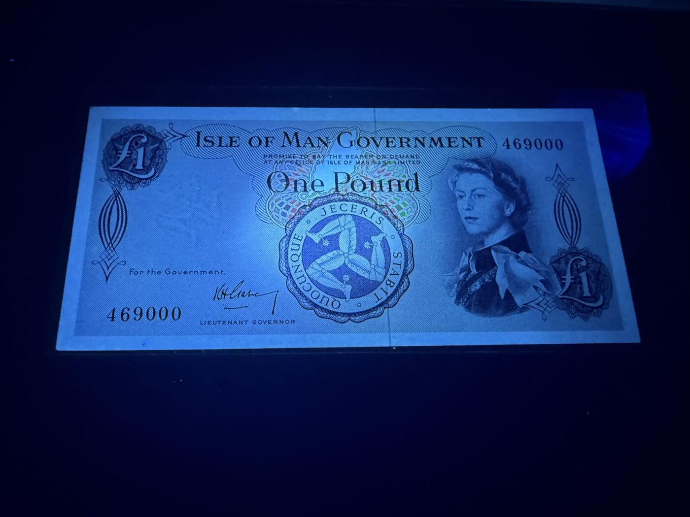 【炜奕收藏】，第五十七期，英联邦女王专场 1961年马恩岛1镑，UNC品相，豹子号，无字母冠号a版，戎装女王像