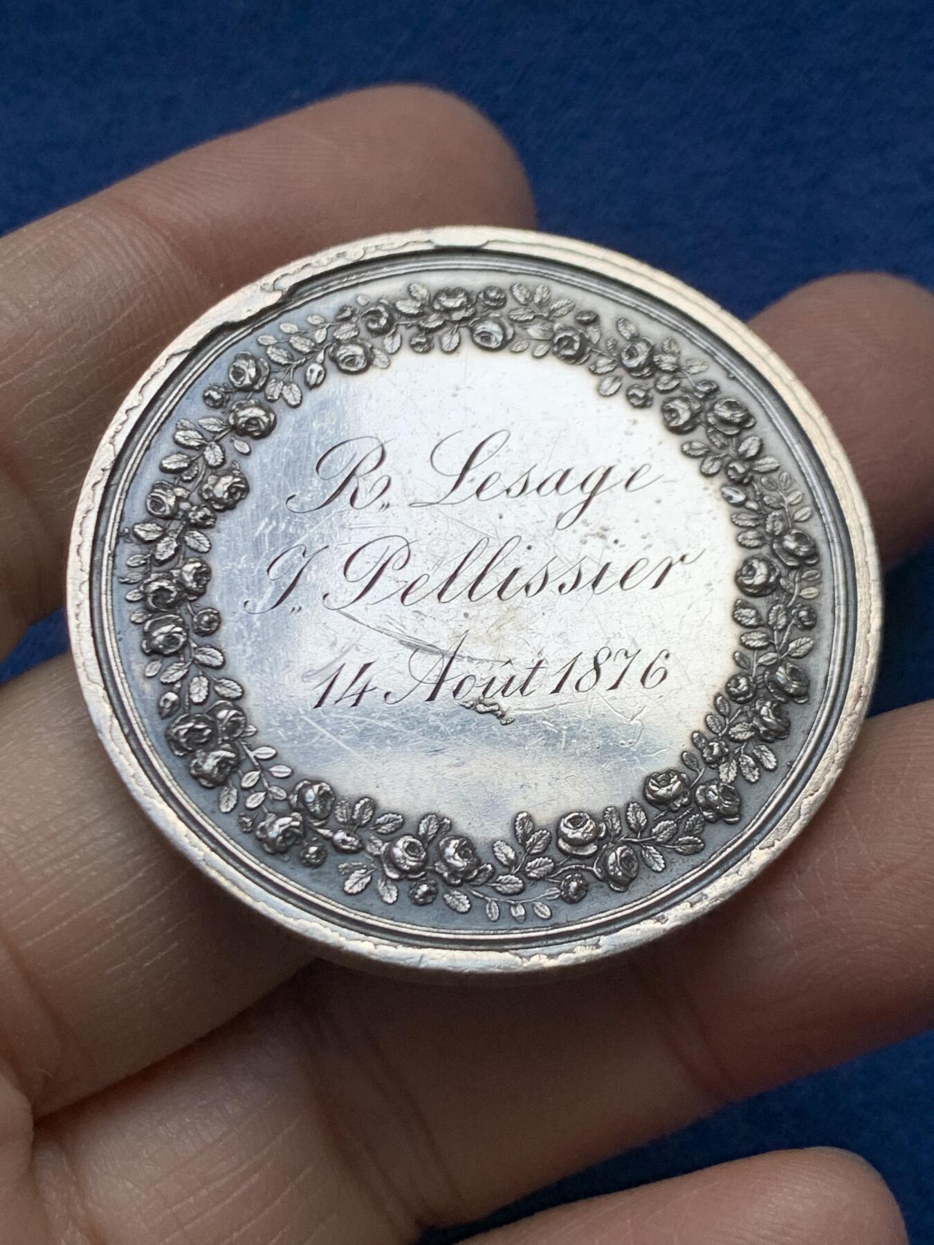 《竞宝斋》第458场 周日，周一，周二   3场连拍 （全场包邮）欢迎送拍 法国早期婚礼纪念银章，由歌颂拿破仑丰功伟绩的章牌大师Andrieu制作，31.1g，41.7mm，早期无边铭