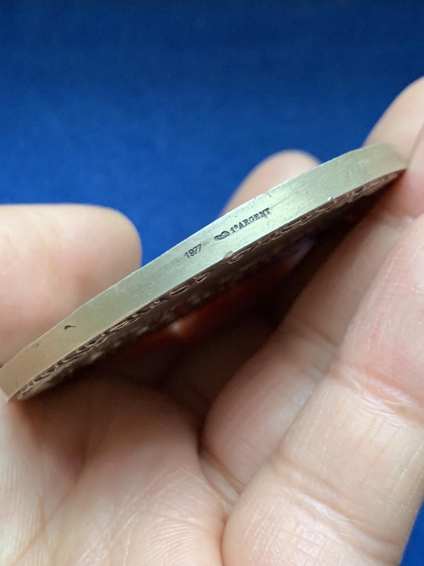 《竞宝斋》第458场 周日，周一，周二   3场连拍 （全场包邮）欢迎送拍 法国海员和退伍海员协会联合会银章，112.95g，58.2mm，边铭：1977丰饶角1⭐argent边铭，带⭐含银92.5%