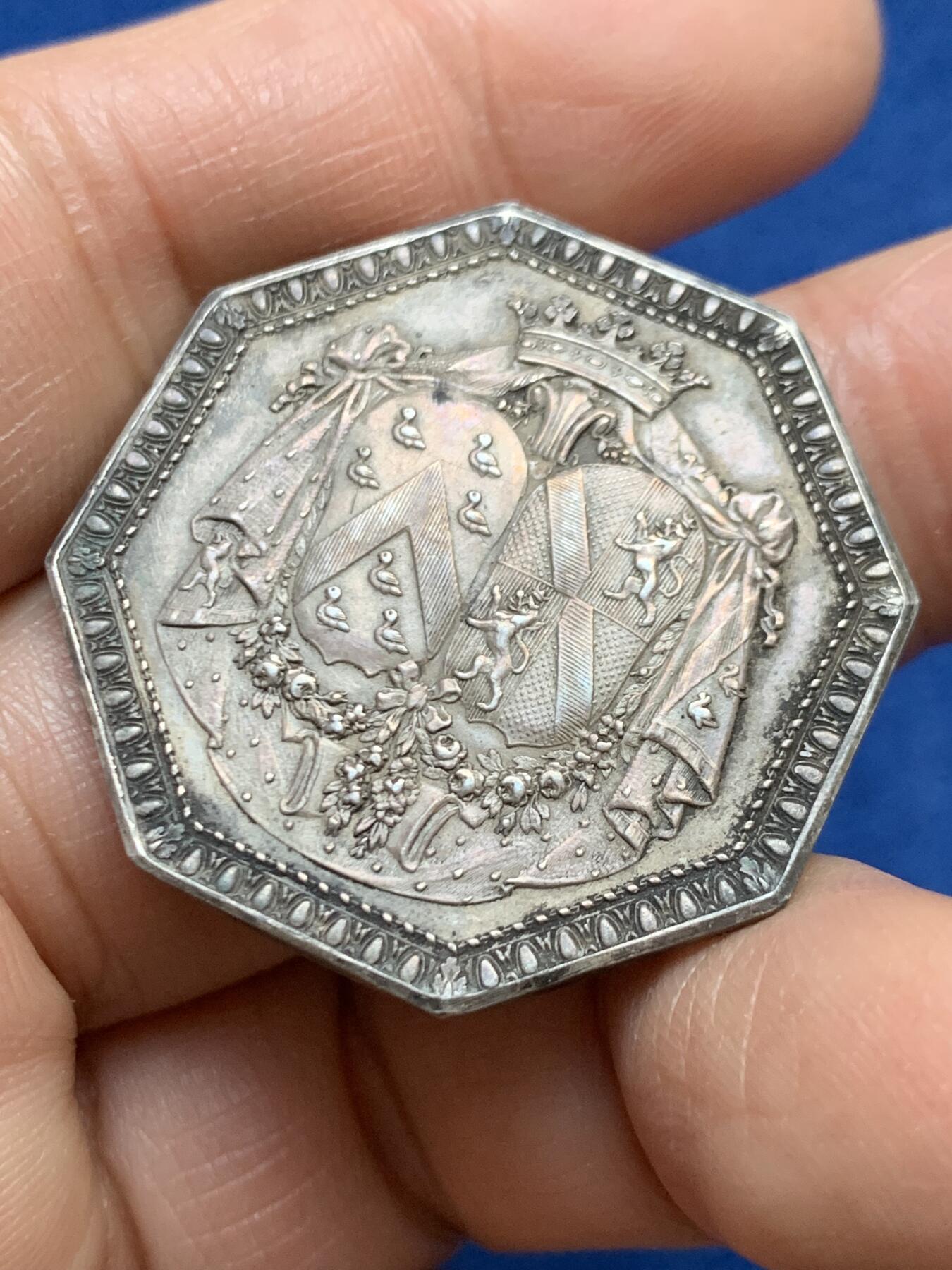 《竞宝斋》第458场 周日，周一，周二   3场连拍 （全场包邮）欢迎送拍 法国“三个小天使”皇家婚姻八角银质代币，16.35g，33.5mm，丰饶角边铭，边有轻磕