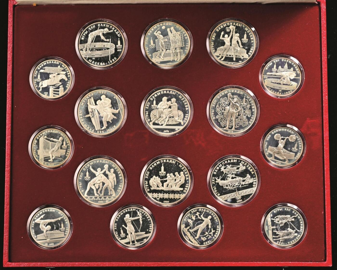 宜和2025年秋季拍卖 古钱/金银锭/机制币 1980年第二十二届夏季奥林匹克运动会纪念银币全套28枚，均为精制币，含1/2盎司、1盎司各14枚，原盒、原包装、带证书，完全未使用。1980年7月19日，第二十二届夏季奥林匹克运动会在苏联莫斯科开幕，这是奥运会首次由社会主义国家主办，主会场为莫斯科卢日尼基体育场。本届奥运会因苏联入侵阿富汗遭到多国抵制，最终81支队伍参赛。该奥运会纪念银币藏家1980年购置于苏联，珍藏至今，品相保存十分完好，此发