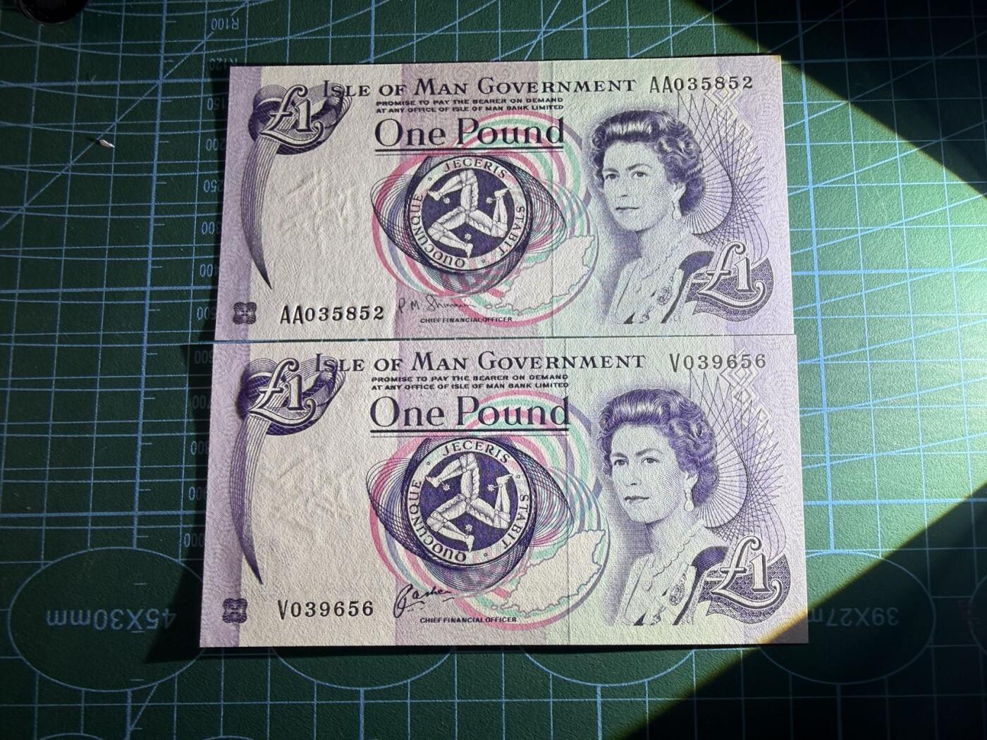 【炜奕收藏】，第五十七期，英联邦女王专场 1991&2009年马恩岛1镑，UNC品相，号码均无47，包含一张AA冠