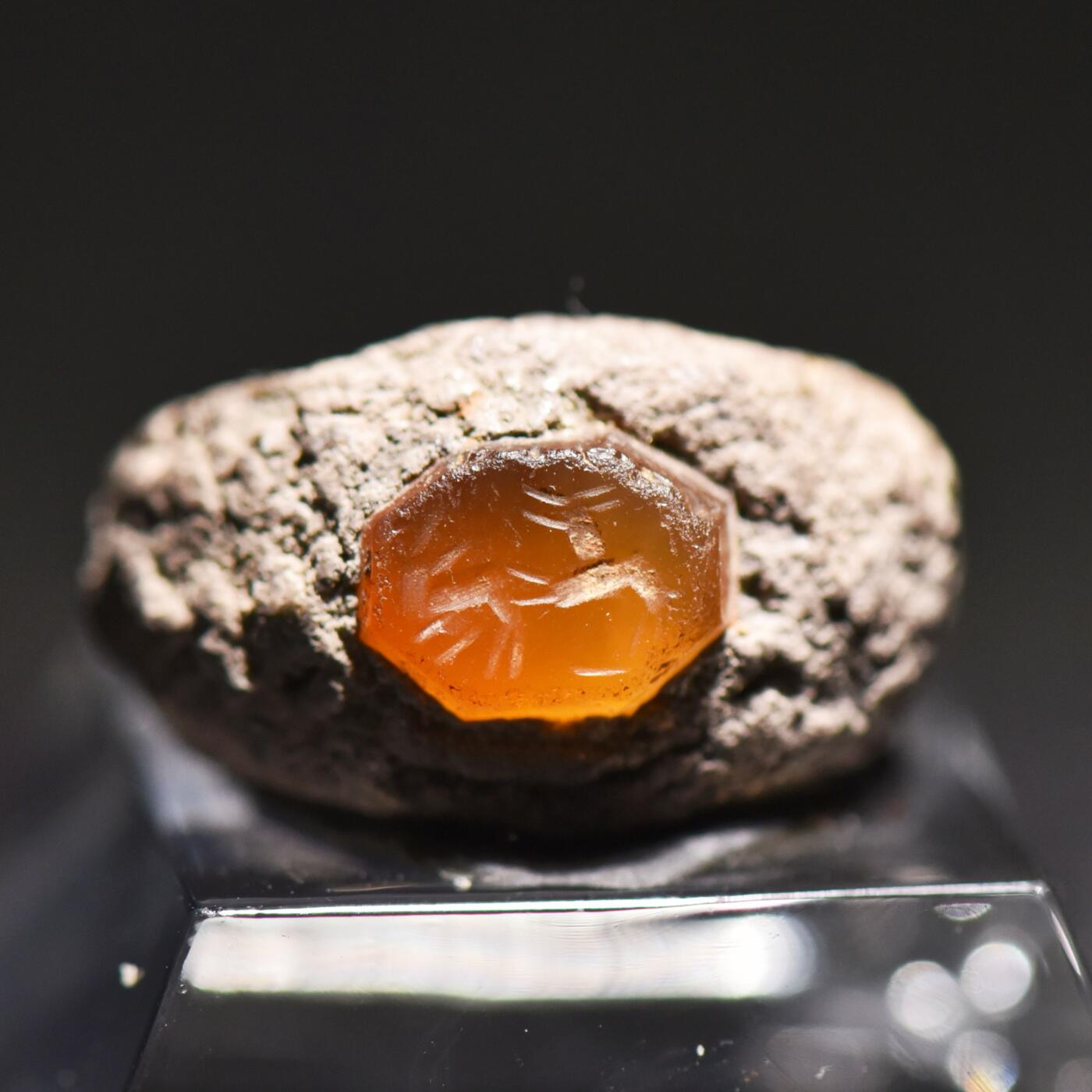 【良泉】【春节前最后一场】2月5日晚19.30点开拍！208组，本场结束后预存钱币的朋友请告知，将连同本场拍品一起邮寄，预祝诸位春节愉快！  公元1–3世纪【古罗马】橙色玛瑙材质“狼捕食兔子”宝石微雕戒面，古罗马时代的银质原镶戒托完好