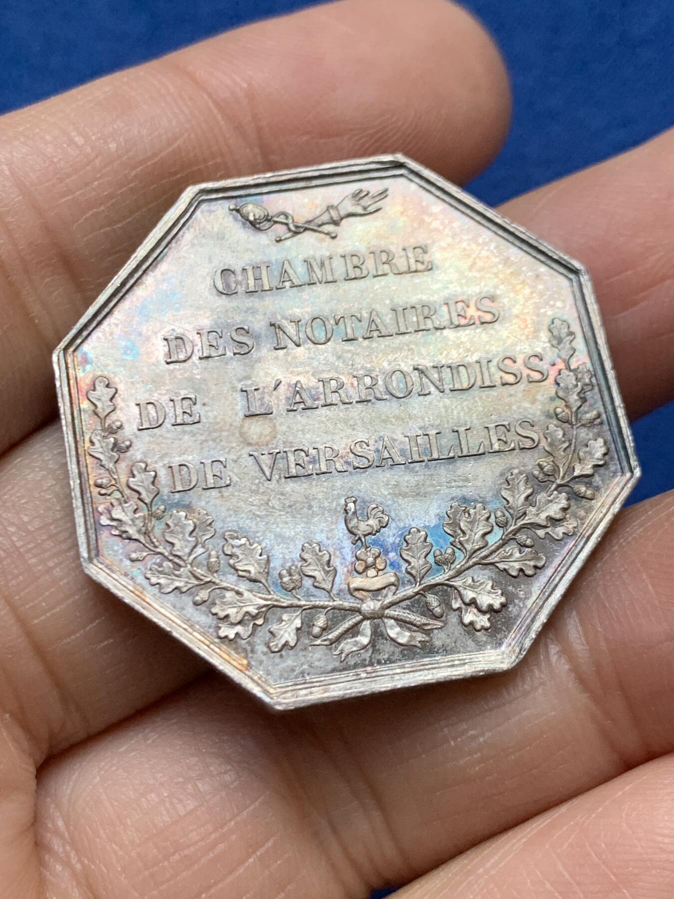 《竞宝斋》第458场 周日，周一，周二   3场连拍 （全场包邮）欢迎送拍 法国八角银质代币，凡尔赛公证人，18.89g，34.8mm，手指边铭，状态犀利