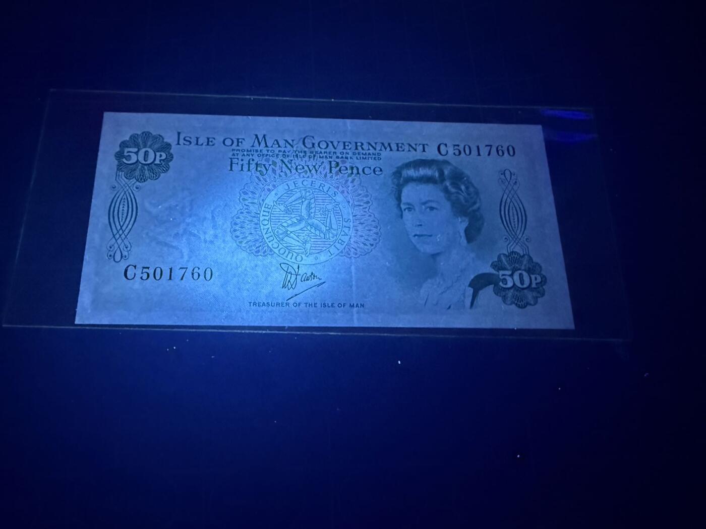 【炜奕收藏】，第五十七期，英联邦女王专场 1979年马恩岛50便士，UNC-品相，边缘轻微压痕，号码无4