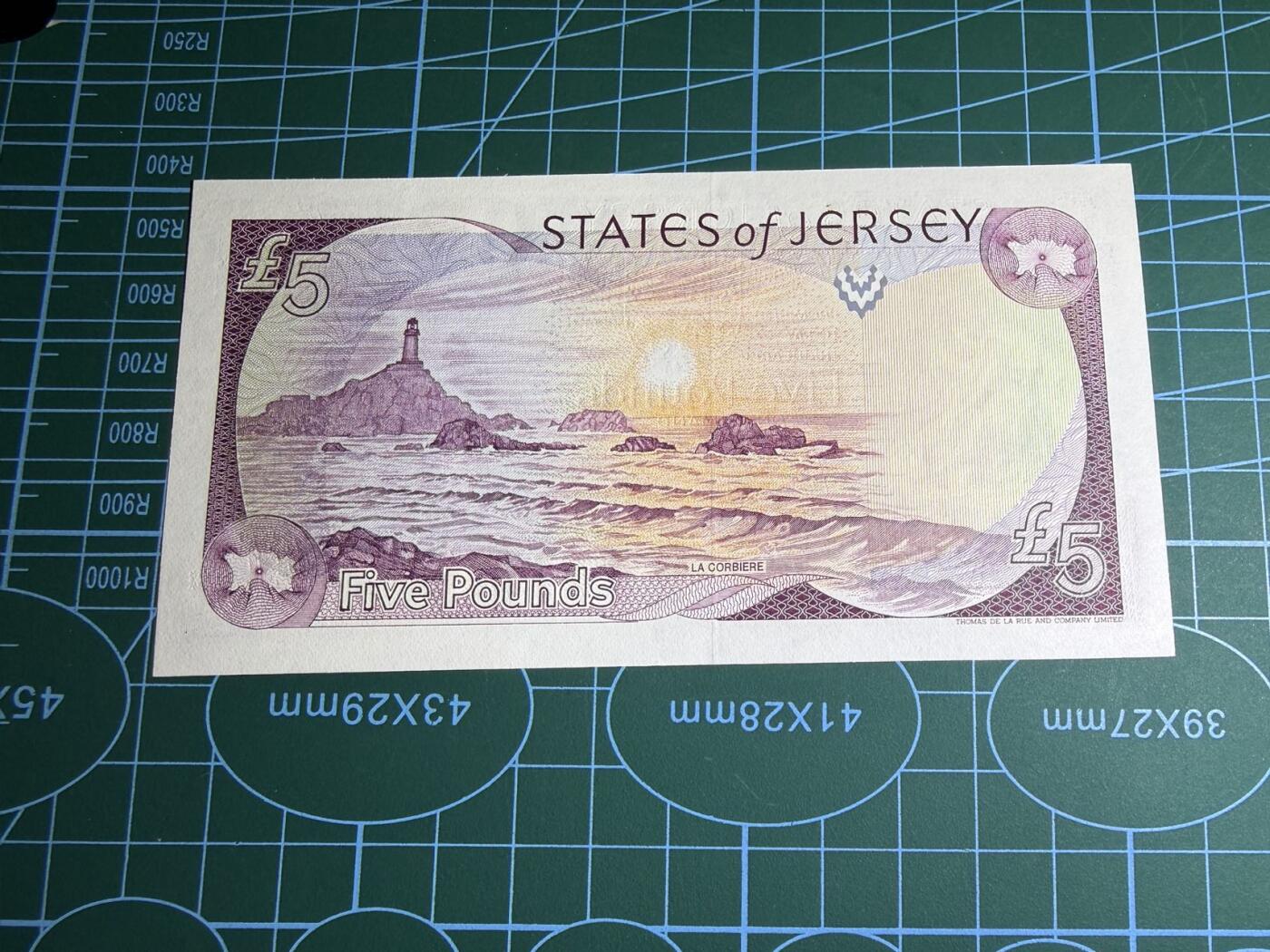 【炜奕收藏】，第五十七期，英联邦女王专场 1989年泽西岛5镑，UNC-品相，轻微压痕，号码无47尾8