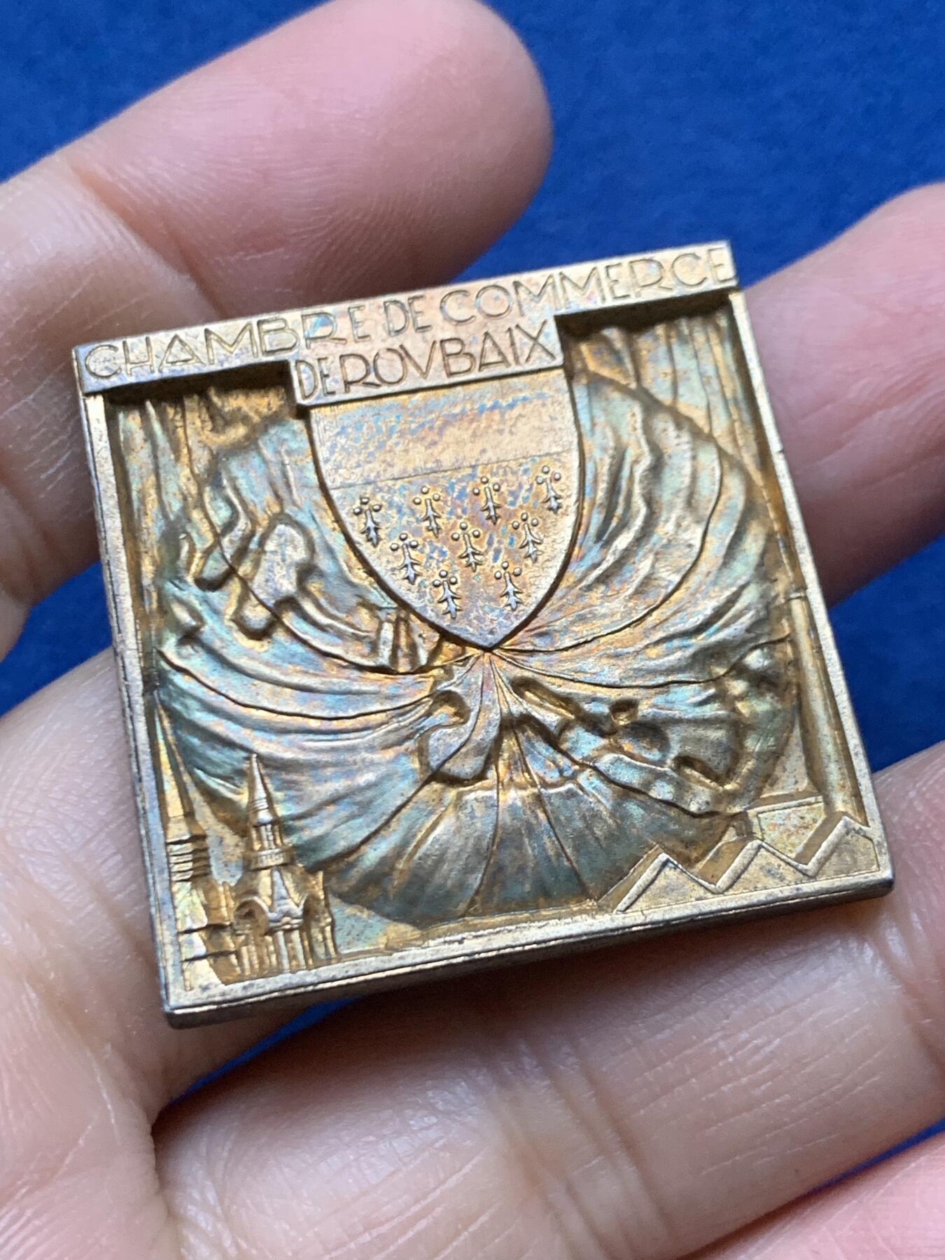 《竞宝斋》第458场 周日，周一，周二   3场连拍 （全场包邮）欢迎送拍 法国鲁贝商会正方形镀金银章，41.4g，34.7mm，丰饶角2argent边铭