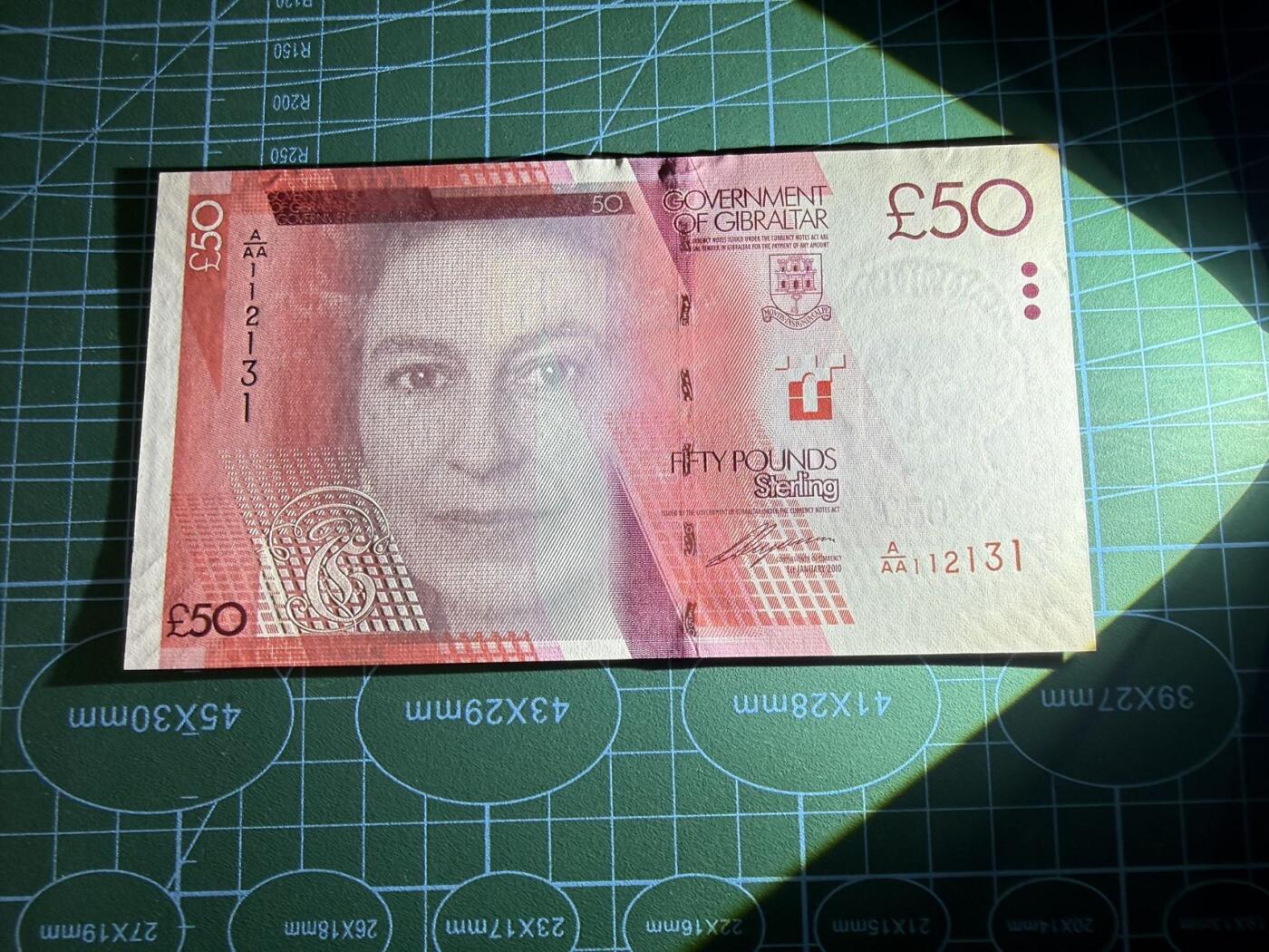 【炜奕收藏】，第五十七期，英联邦女王专场 2010年直布罗陀50镑，UNC品相，AAA首发冠号码数三无47全小号