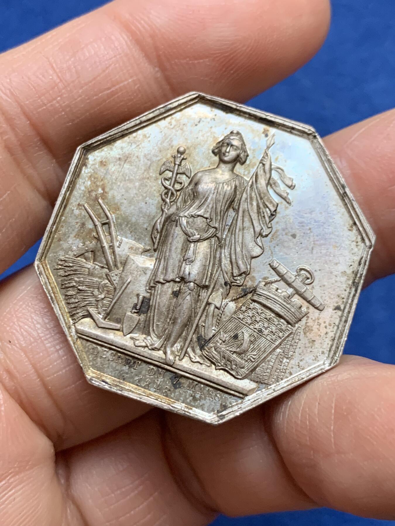 《竞宝斋》第458场 周日，周一，周二   3场连拍 （全场包邮）欢迎送拍 法国八角银章，巴黎贴现银行，19.60g，34.5mm，无边铭