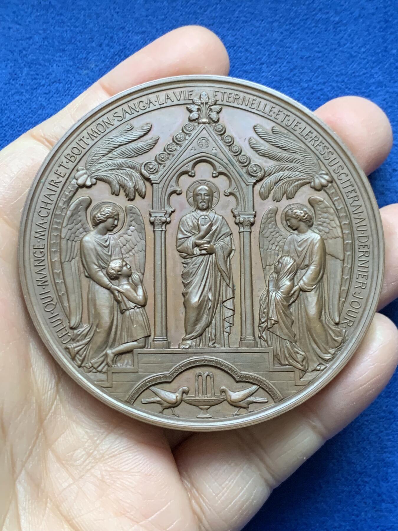 《竞宝斋》第458场 周日，周一，周二   3场连拍 （全场包邮）欢迎送拍 法国洗礼铜章，状态犀利，未颁发刻字，143.85g，68.6mm，蜜蜂边铭