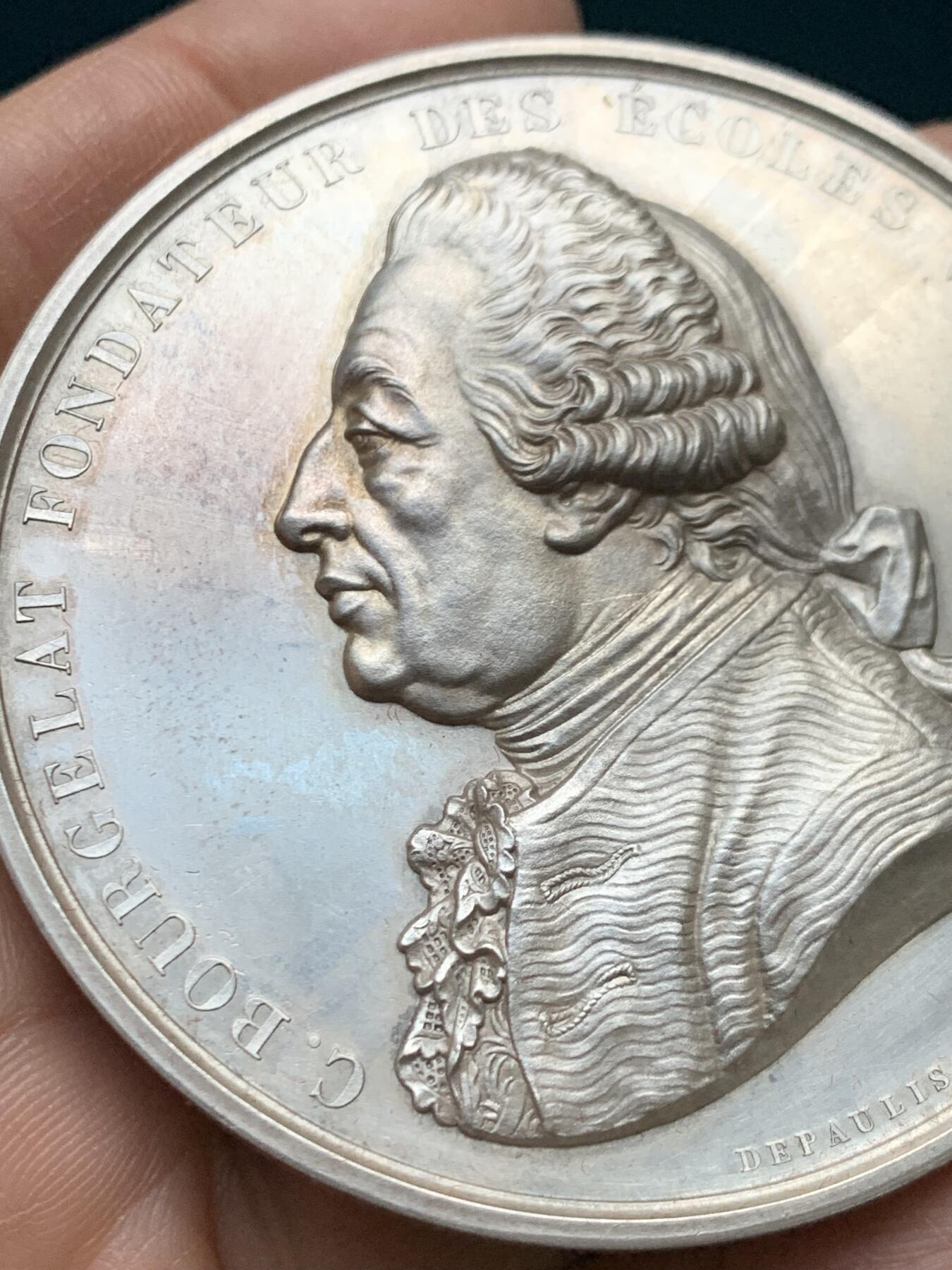 《竞宝斋》第458场 周日，周一，周二   3场连拍 （全场包邮）欢迎送拍 法国阿尔福特兽医学院银章，创始人克劳德·布尔热拉头像，高浮雕，114.55g，63.1mm，蜜蜂边铭