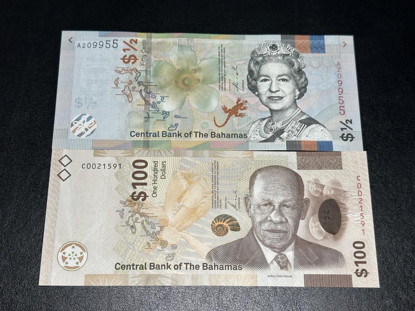 《外钞收藏家》第六百零二期（精品场）（本平台长期征集拍品、欢迎藏友们联系合作） 巴哈马1/2 A冠九五至尊号+100元 无47靓号 全新UNC