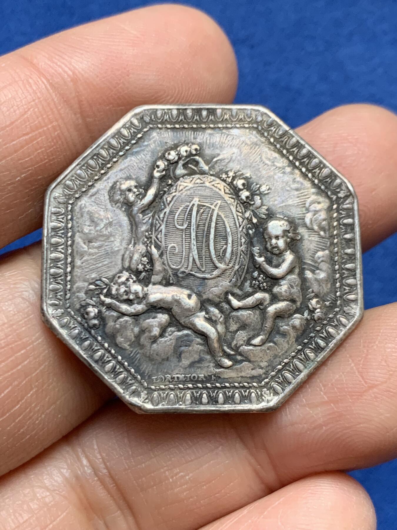 《竞宝斋》第458场 周日，周一，周二   3场连拍 （全场包邮）欢迎送拍 法国“三个小天使”皇家婚姻八角银质代币，16.35g，33.5mm，丰饶角边铭，边有轻磕