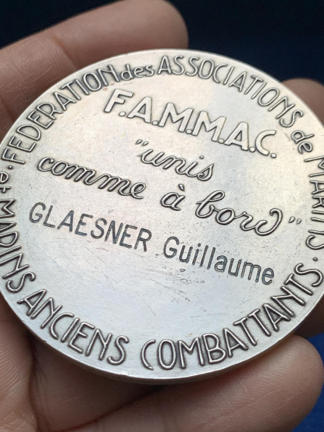 《竞宝斋》第458场 周日，周一，周二   3场连拍 （全场包邮）欢迎送拍 法国海员和退伍海员协会联合会银章，112.95g，58.2mm，边铭：1977丰饶角1⭐argent边铭，带⭐含银92.5%