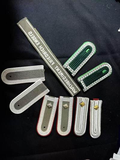 罗岚⭐爱藏⭐甄选专拍第四场-分享拍场赚佣（实体经营） - 民主德国人民军配饰小食套装（军官用恩团袖条 国家安全部中级士官、少尉肩章 士官肩章 边防警准尉