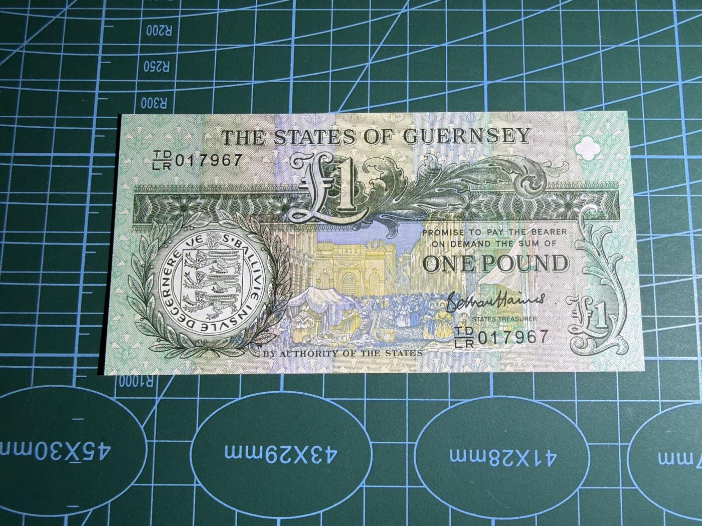 【炜奕收藏】，第五十七期，英联邦女王专场 2013年根西岛1镑纪念钞，UNC品相，号码无4