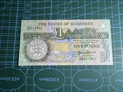 【炜奕收藏】，第五十七期，英联邦女王专场 - 2013年根西岛1镑纪念钞，UNC品相，号码无4