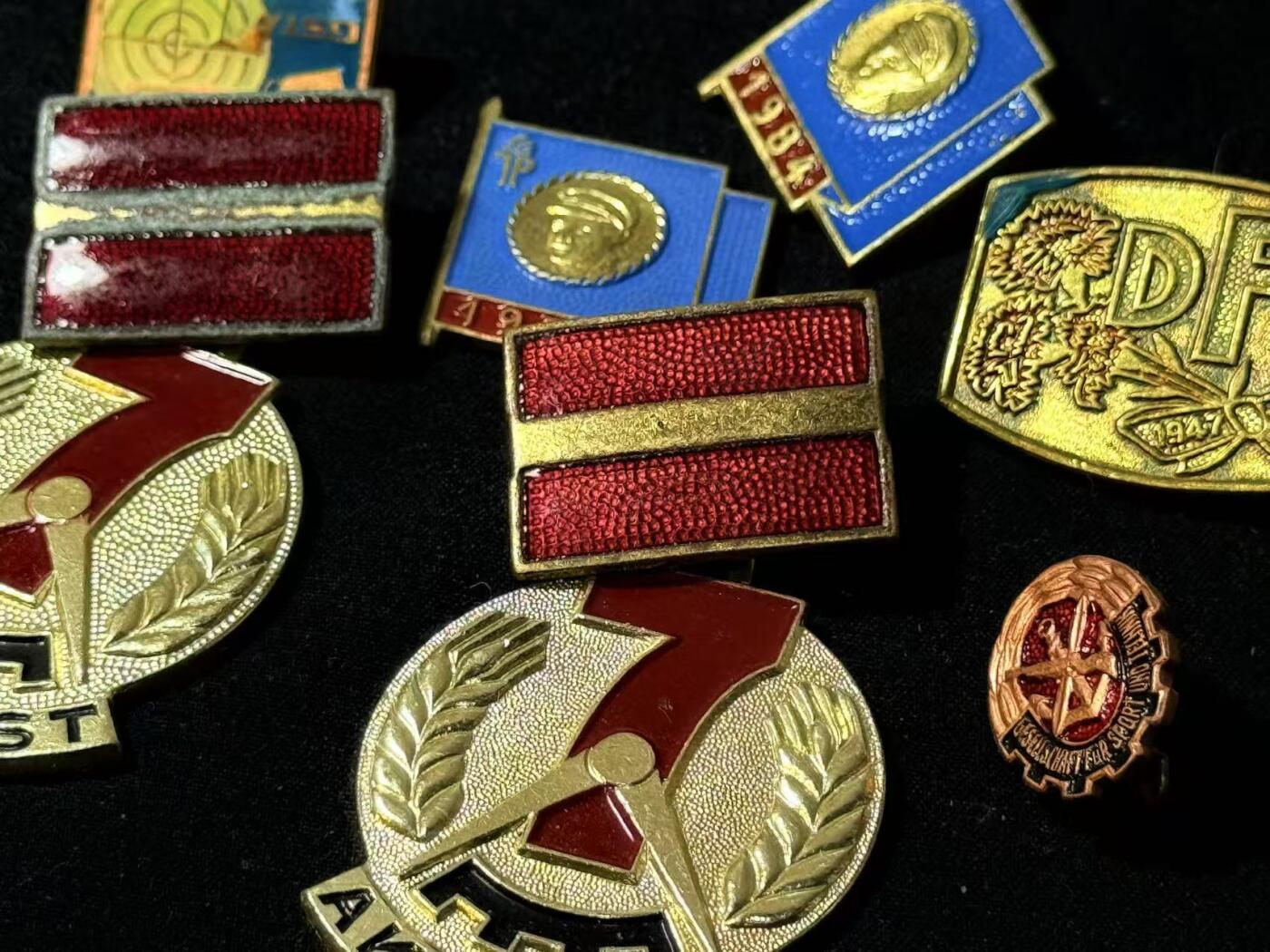 罗岚⭐爱藏⭐甄选专拍第四场-分享拍场赚佣（实体经营） 民主德国勋赏一组（建设计划模范 青年证章）