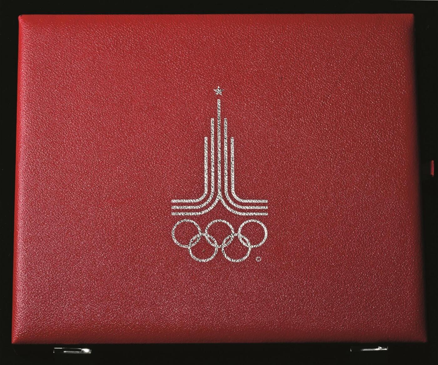 宜和2025年秋季拍卖 古钱/金银锭/机制币 1980年第二十二届夏季奥林匹克运动会纪念银币全套28枚，均为精制币，含1/2盎司、1盎司各14枚，原盒、原包装、带证书，完全未使用。1980年7月19日，第二十二届夏季奥林匹克运动会在苏联莫斯科开幕，这是奥运会首次由社会主义国家主办，主会场为莫斯科卢日尼基体育场。本届奥运会因苏联入侵阿富汗遭到多国抵制，最终81支队伍参赛。该奥运会纪念银币藏家1980年购置于苏联，珍藏至今，品相保存十分完好，此发