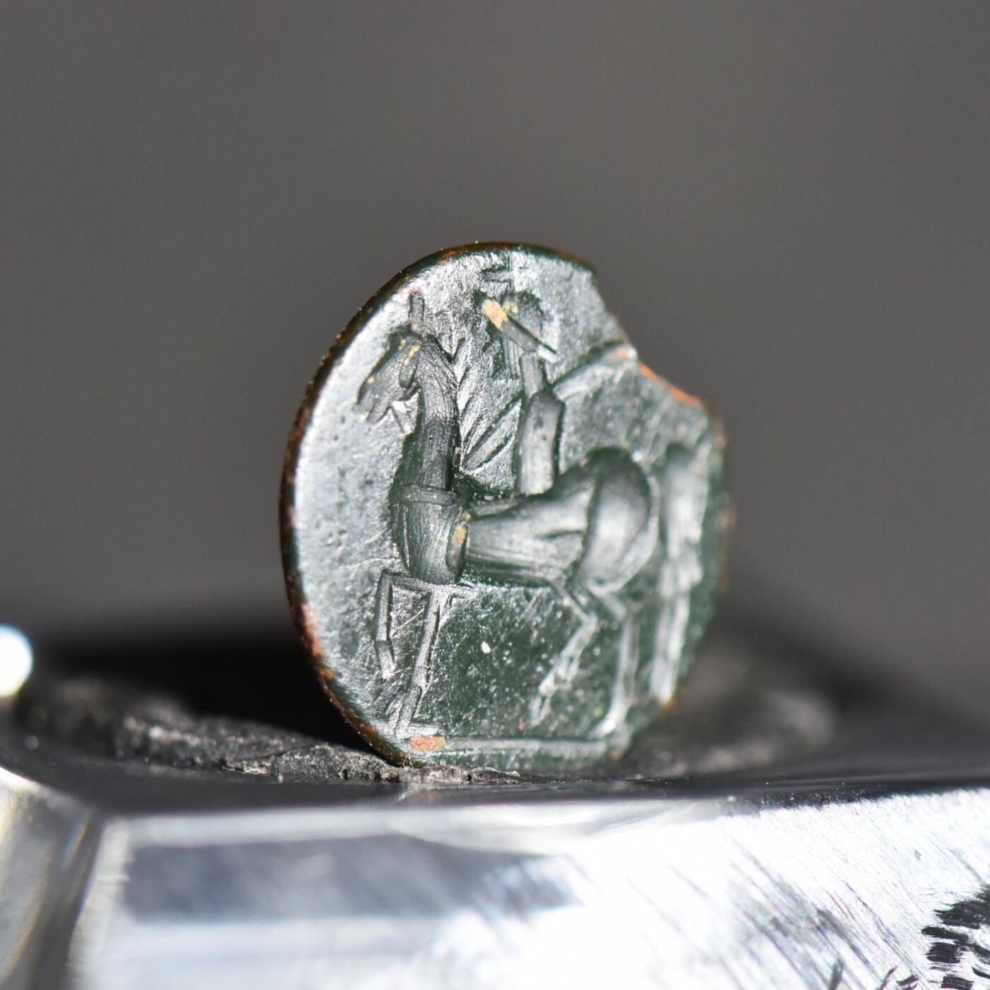 【良泉】【春节前最后一场】2月5日晚19.30点开拍！208组，本场结束后预存钱币的朋友请告知，将连同本场拍品一起邮寄，预祝诸位春节愉快！ 公元 2–3 世纪【古罗马】“骑马的塞拉皮斯”绿色鸡肝玛瑙微雕戒面印章