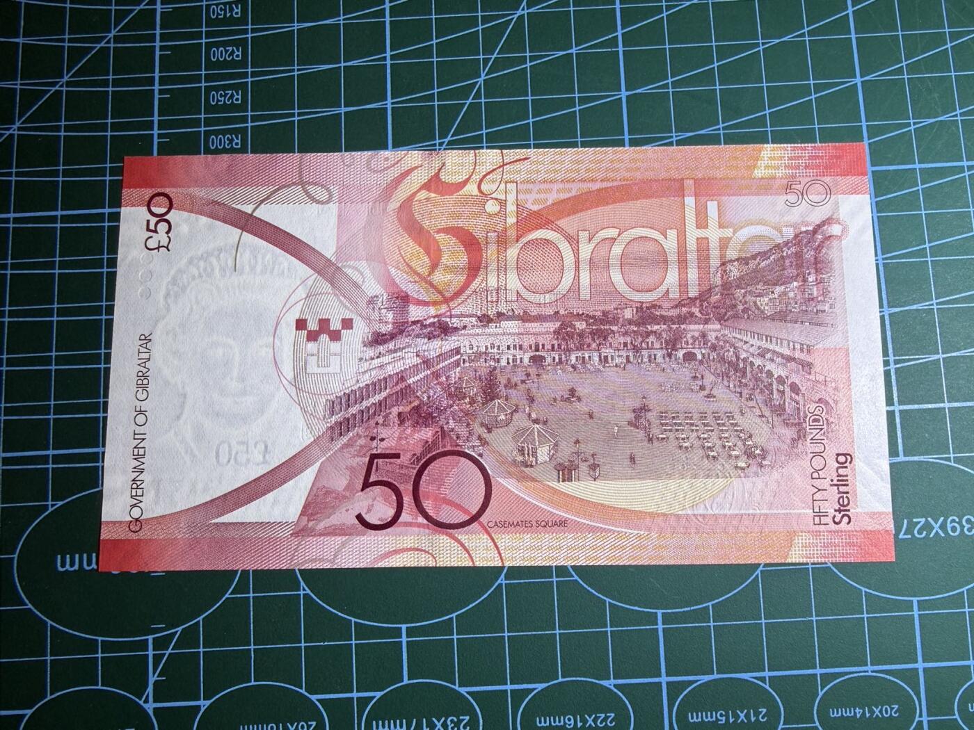 【炜奕收藏】，第五十七期，英联邦女王专场 2010年直布罗陀50镑，UNC品相，AAA首发冠号码数三无47全小号