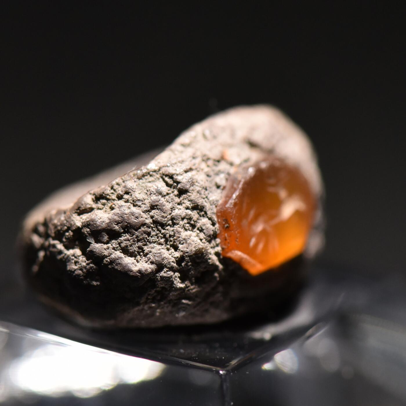 【良泉】【春节前最后一场】2月5日晚19.30点开拍！208组，本场结束后预存钱币的朋友请告知，将连同本场拍品一起邮寄，预祝诸位春节愉快！  公元1–3世纪【古罗马】橙色玛瑙材质“狼捕食兔子”宝石微雕戒面，古罗马时代的银质原镶戒托完好