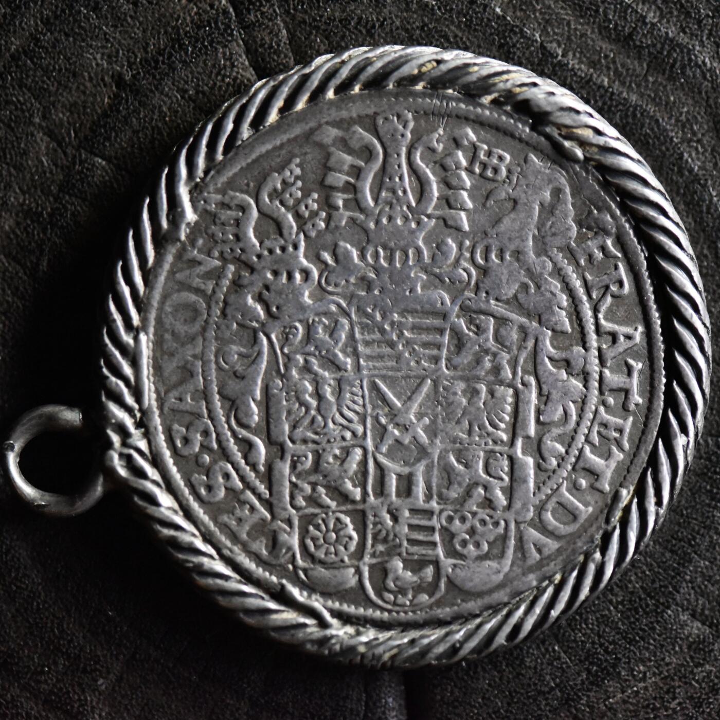 【良泉】【春节前最后一场】2月5日晚19.30点开拍！208组，本场结束后预存钱币的朋友请告知，将连同本场拍品一起邮寄，预祝诸位春节愉快！ 【藏家出品C】重39.14克，萨克森选帝侯国“三兄弟泰勒”1594年