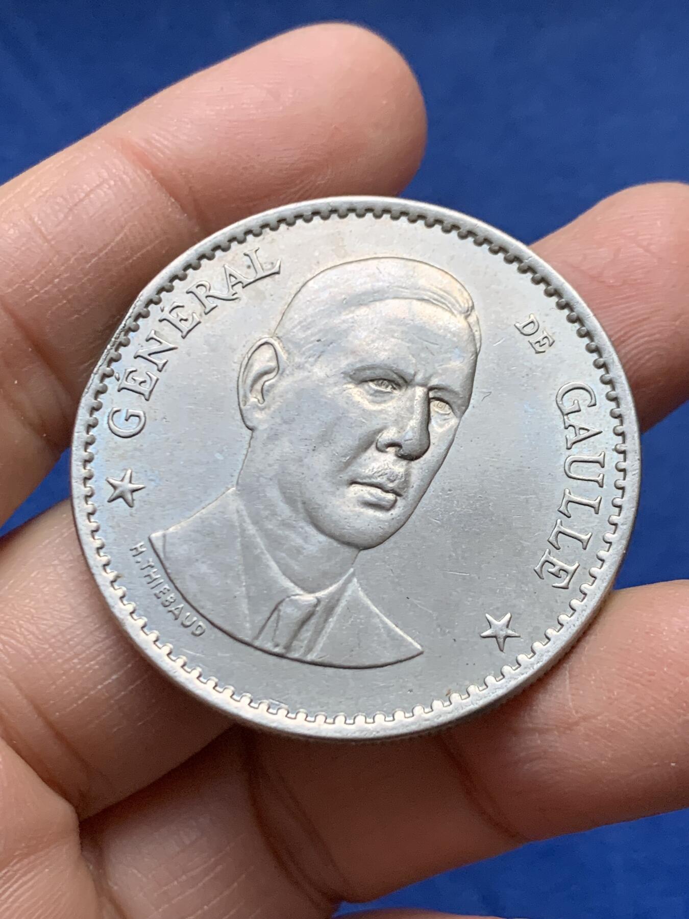 《竞宝斋》第458场 周日，周一，周二   3场连拍 （全场包邮）欢迎送拍 法国总统戴高乐高浮雕精制纪念章 背面爱丽舍宫 WM材质 边有打磨 40.7MM 30.65克