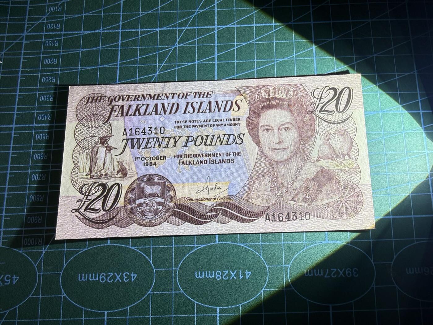 【炜奕收藏】，第五十七期，英联邦女王专场 1984年福克兰群岛20镑，UNC品相，A冠