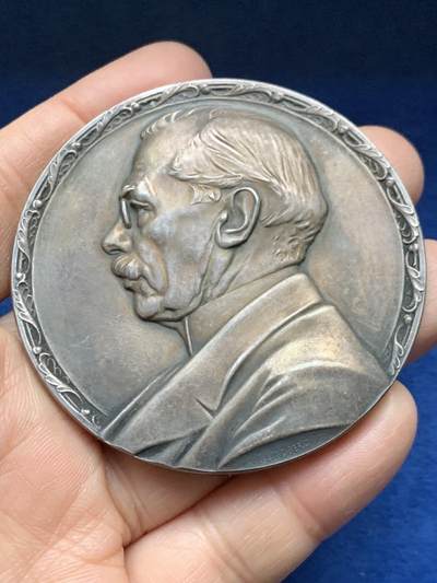 《竞宝斋》第458场 周日，周一，周二   3场连拍 （全场包邮）欢迎送拍 - 瑞典约翰·埃里克·林德伯格银章，他最著名的作品是设计诺贝尔奖章，106.8，62.4mm，边铭：silver+1928，状态极好