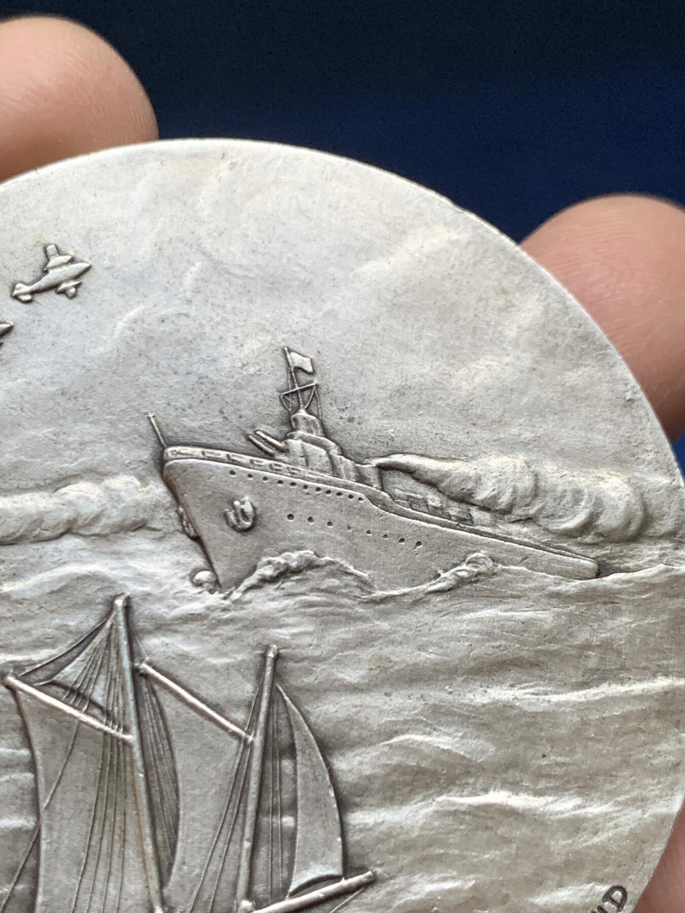 《竞宝斋》第458场 周日，周一，周二   3场连拍 （全场包邮）欢迎送拍 法国海员和退伍海员协会联合会银章，112.95g，58.2mm，边铭：1977丰饶角1⭐argent边铭，带⭐含银92.5%