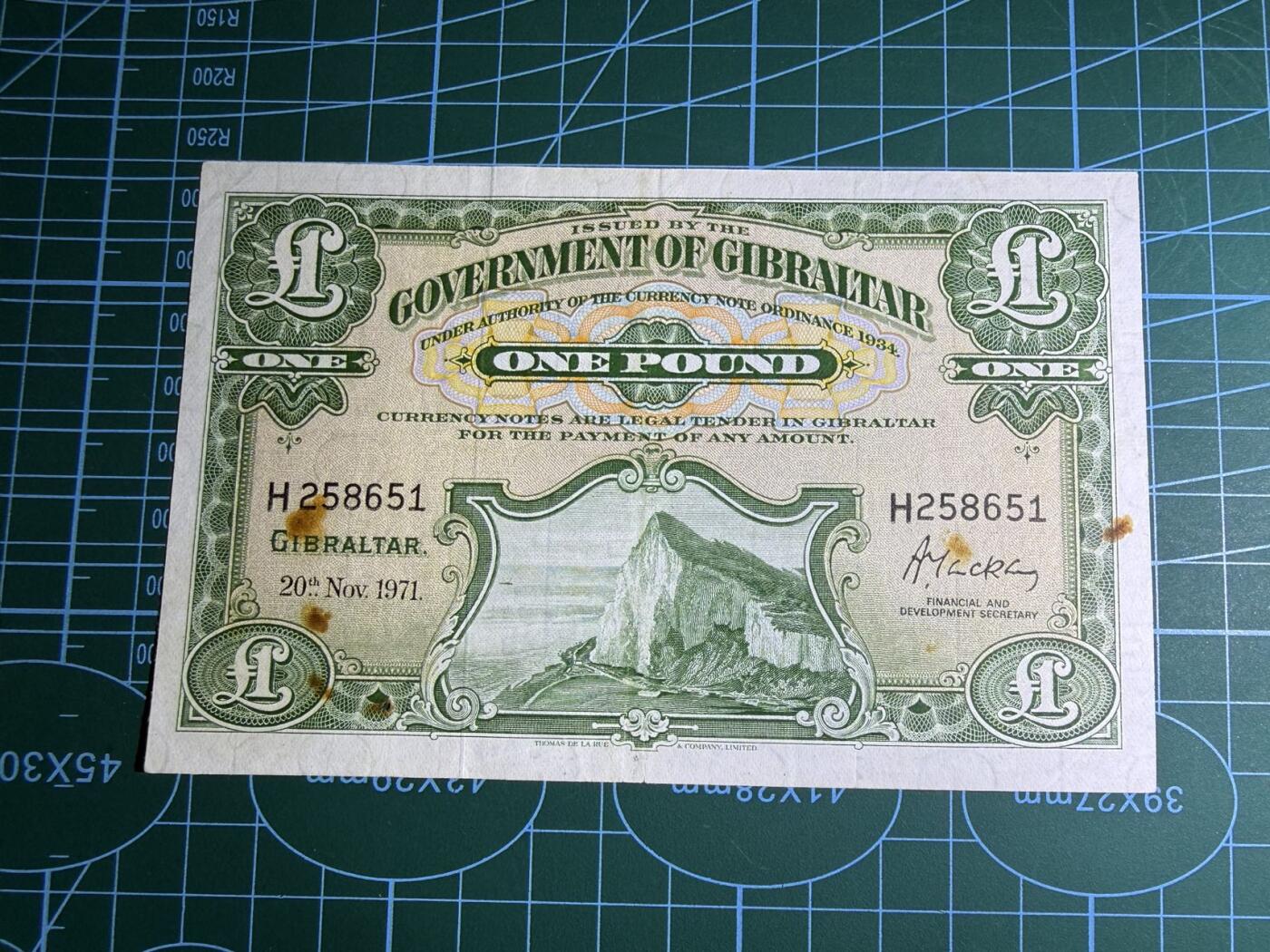 【炜奕收藏】，第五十七期，英联邦女王专场 1971年直布罗陀1镑，品相如图，号码无347