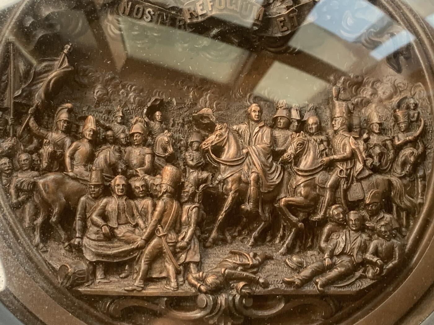 掌中浮雕-藏着的欧洲第049场 1865年尼德兰纪念滑铁卢战役胜利五十周年浮雕铜板挂件，外框约26.5厘米，铜板约18厘米（因镶嵌在木框内，铜板尺寸不能精确）
