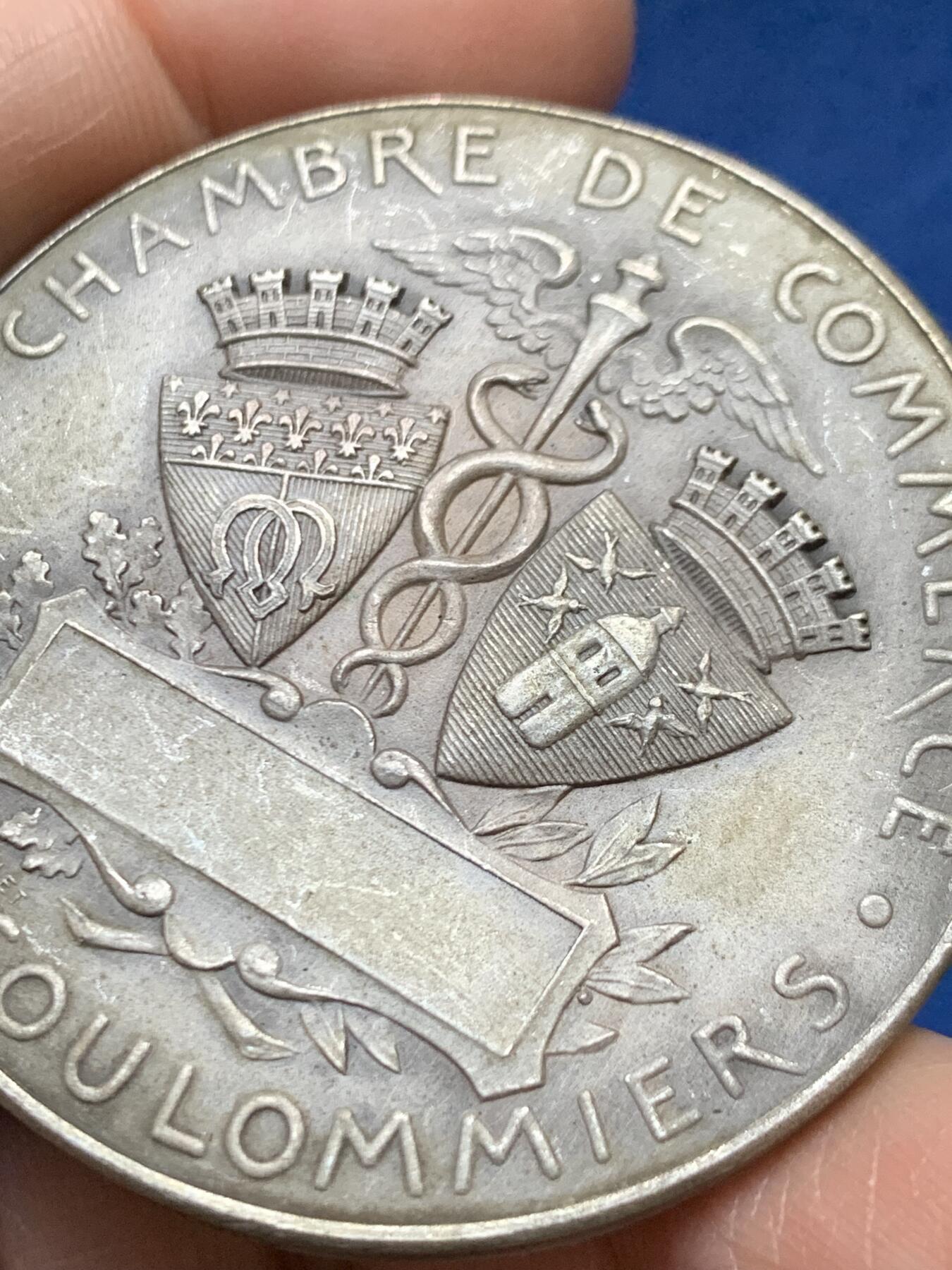 《竞宝斋》第458场 周日，周一，周二   3场连拍 （全场包邮）欢迎送拍 法国莫城-库洛米耶商会单面镀银铜章，38.39g，50.4mm，丰饶角边铭，不平