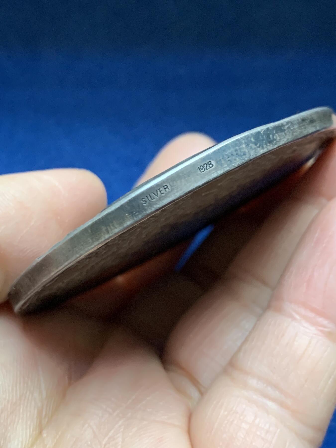 《竞宝斋》第458场 周日，周一，周二   3场连拍 （全场包邮）欢迎送拍 瑞典约翰·埃里克·林德伯格银章，他最著名的作品是设计诺贝尔奖章，106.8，62.4mm，边铭：silver+1928，状态极好