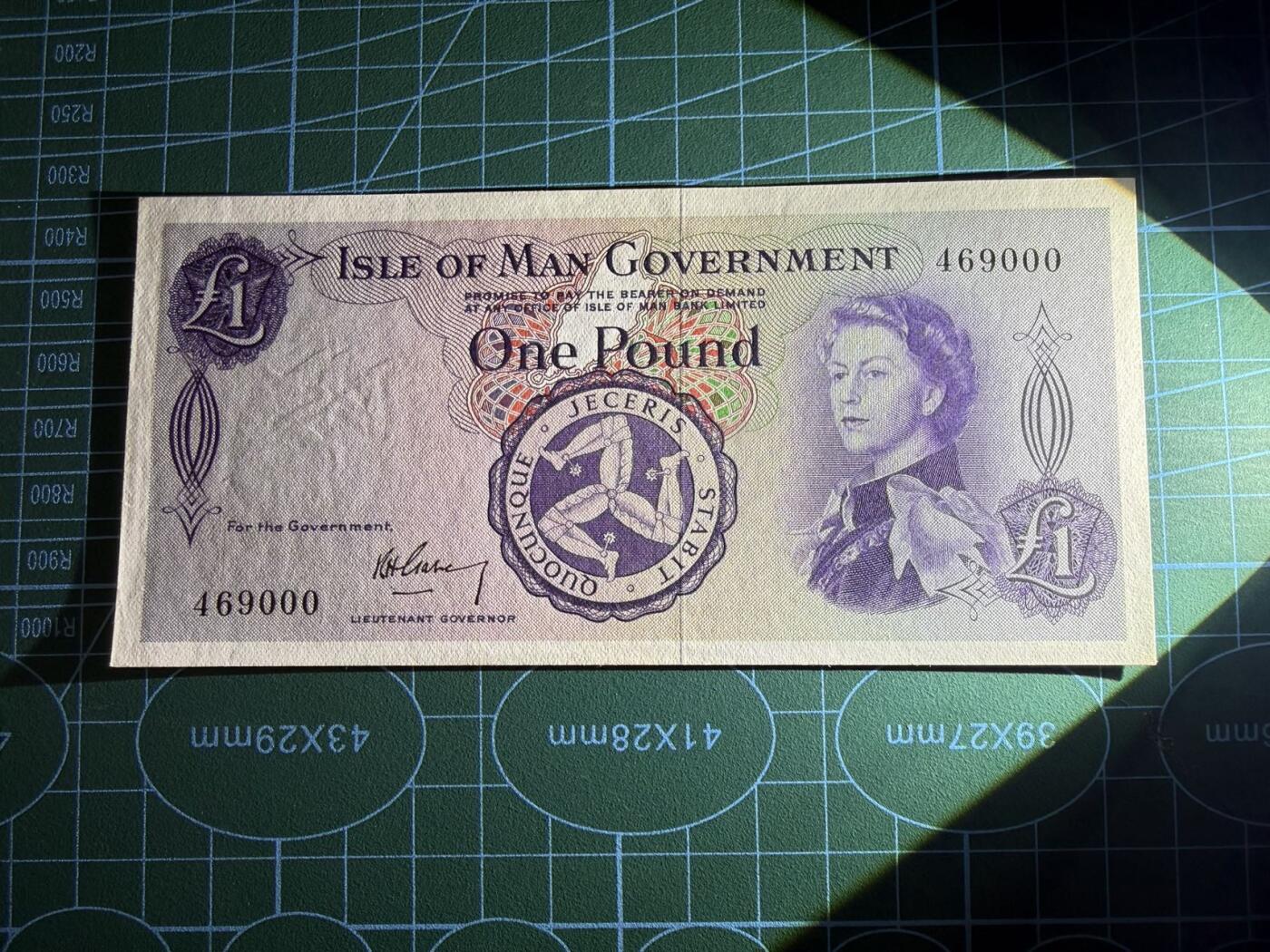 【炜奕收藏】，第五十七期，英联邦女王专场 1961年马恩岛1镑，UNC品相，豹子号，无字母冠号a版，戎装女王像