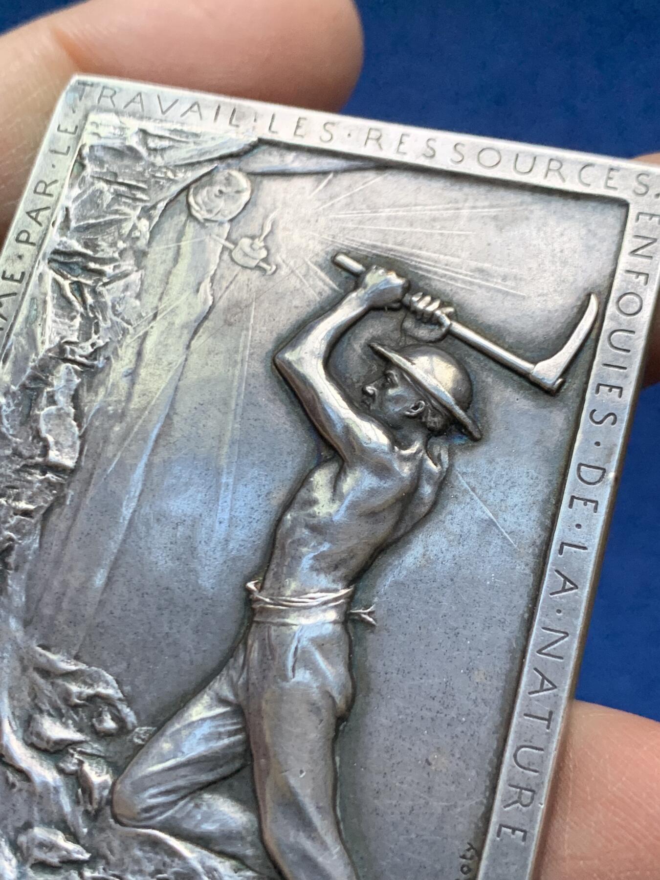 《竞宝斋》第458场 周日，周一，周二   3场连拍 （全场包邮）欢迎送拍 法国纪念章 1899年法国新艺术纪念章 法国朗斯矿业公司定制纪念章 镀银铜章 雕刻大师：O.Roty 直径：48.3*68mm，重量：75.2g，