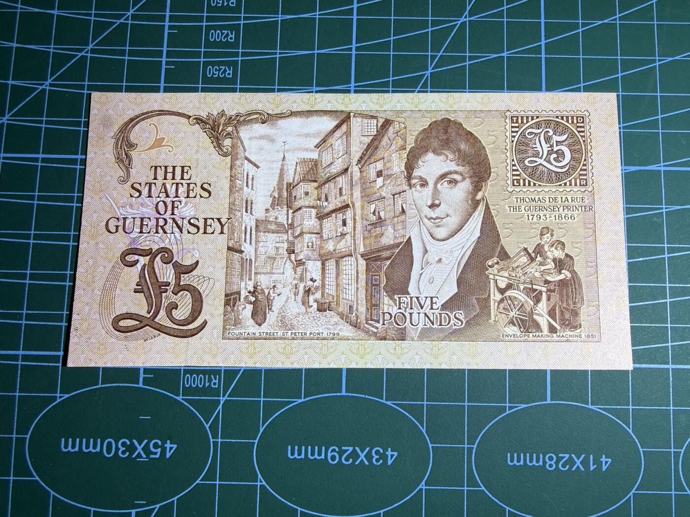 【炜奕收藏】，第五十七期，英联邦女王专场 1990-1995根西岛5镑，UNC品相，背面荧光漂亮