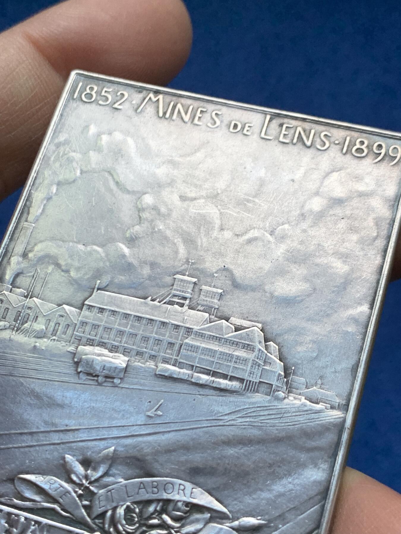 《竞宝斋》第458场 周日，周一，周二   3场连拍 （全场包邮）欢迎送拍 法国纪念章 1899年法国新艺术纪念章 法国朗斯矿业公司定制纪念章 镀银铜章 雕刻大师：O.Roty 直径：48.3*68mm，重量：75.2g，