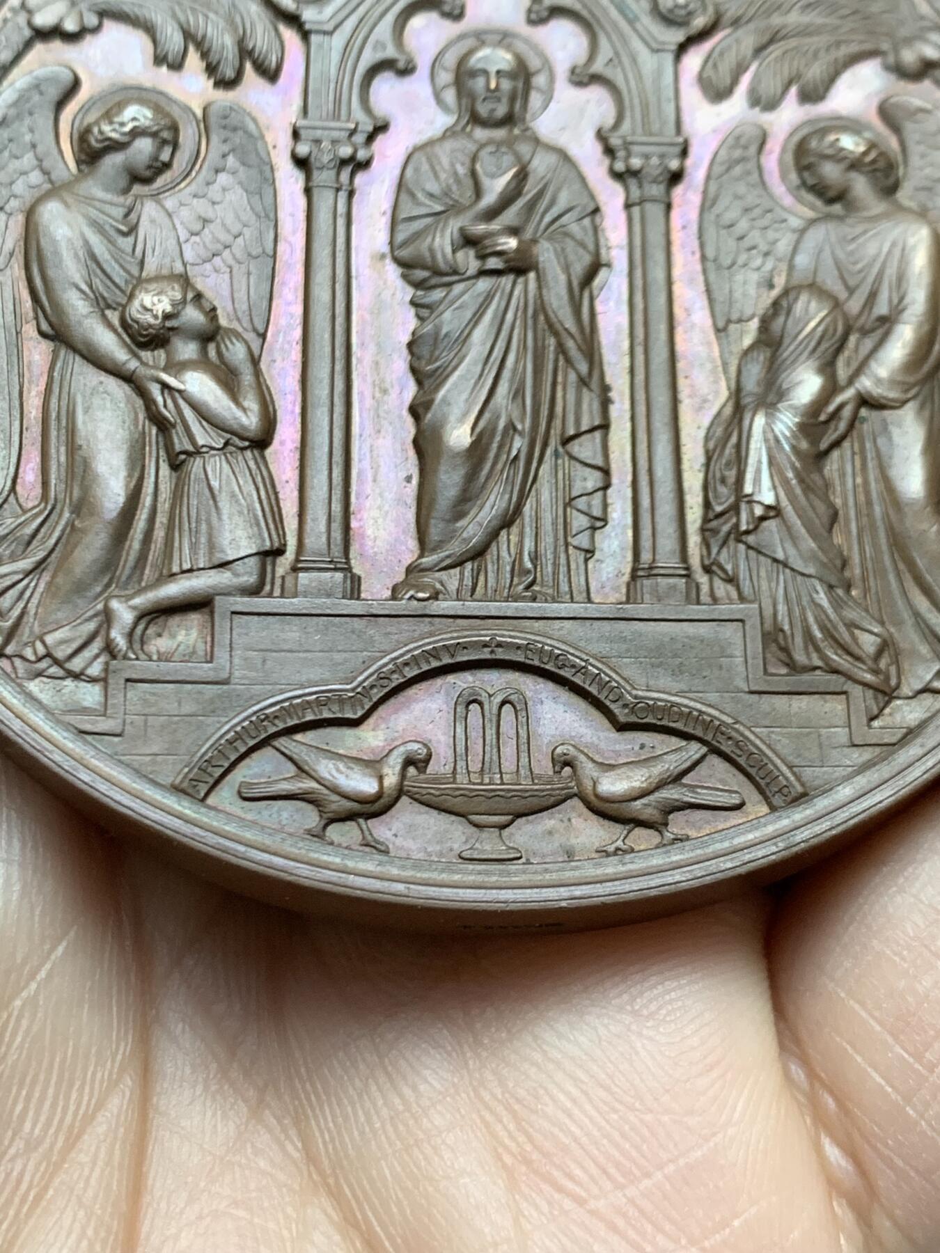 《竞宝斋》第458场 周日，周一，周二   3场连拍 （全场包邮）欢迎送拍 法国洗礼铜章，状态犀利，未颁发刻字，143.85g，68.6mm，蜜蜂边铭