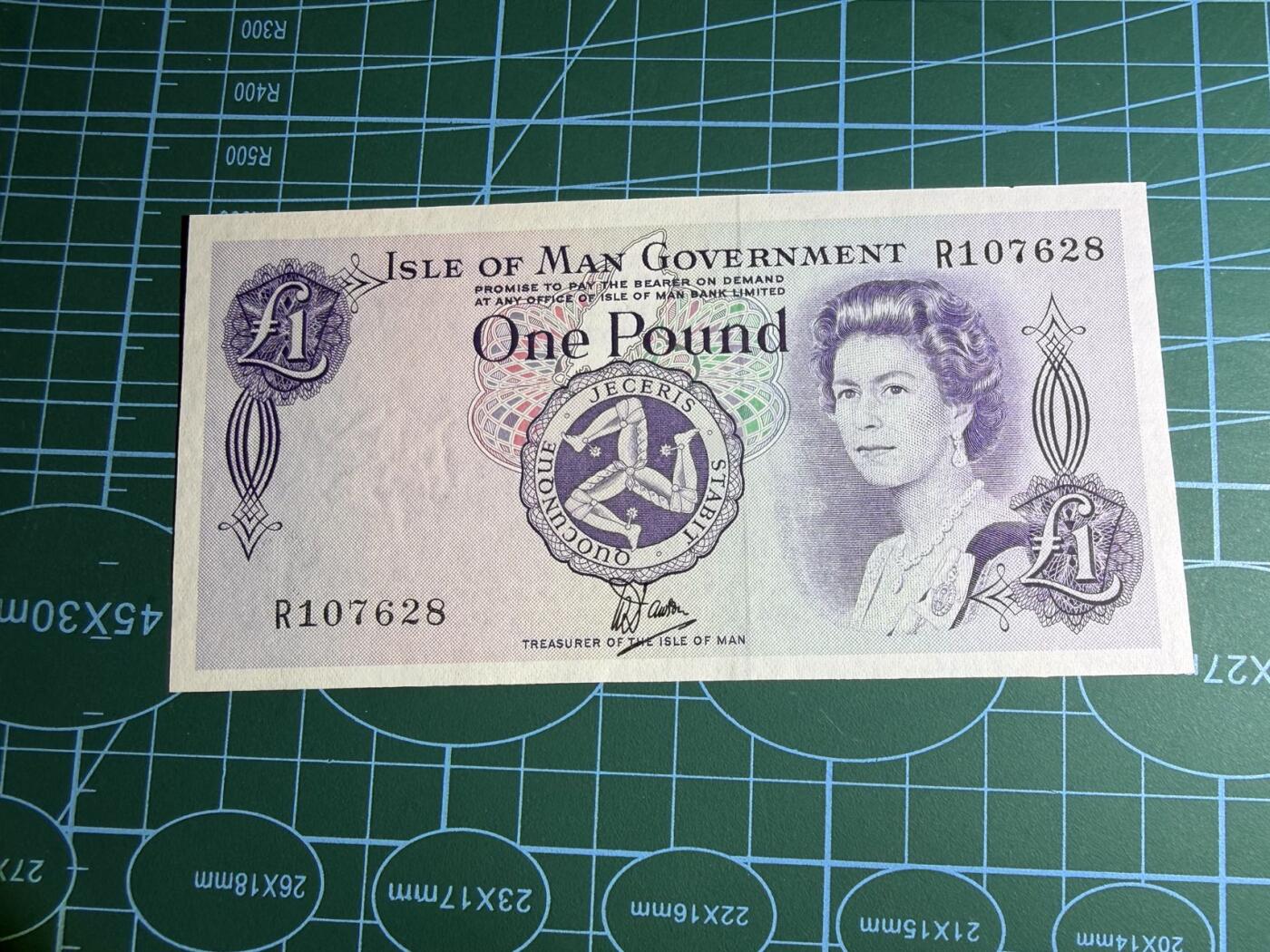 【炜奕收藏】，第五十七期，英联邦女王专场 1979年马恩岛1镑，UNC品相，号码无4尾8