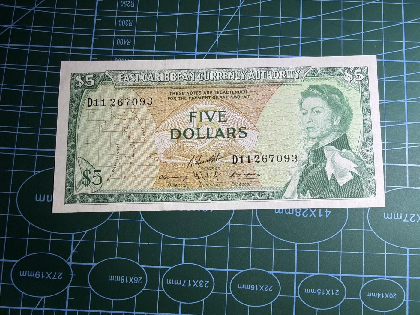 【炜奕收藏】，第五十七期，英联邦女王专场 1965年东加勒比地区2元，UNC-品相，边缘轻微压痕，号码无4，戎装女王像