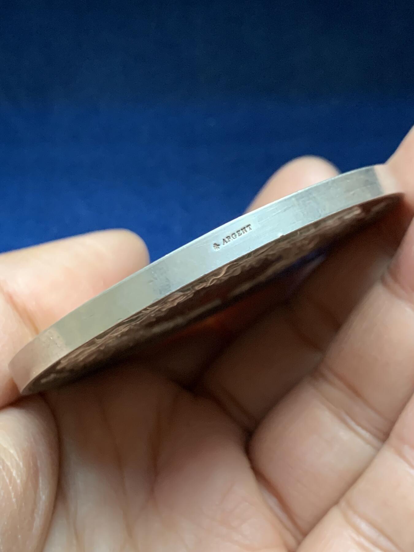 《竞宝斋》第458场 周日，周一，周二   3场连拍 （全场包邮）欢迎送拍 法国阿尔福特兽医学院银章，创始人克劳德·布尔热拉头像，高浮雕，114.55g，63.1mm，蜜蜂边铭