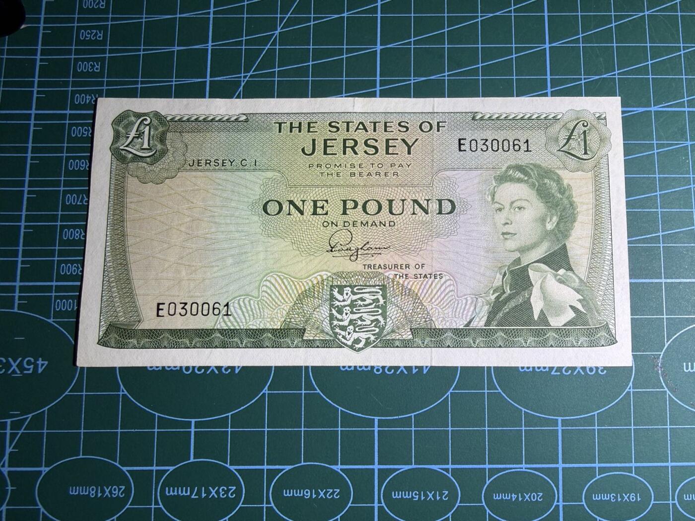 【炜奕收藏】，第五十七期，英联邦女王专场 1963年泽西岛1镑，品相如图，a版少见，号码无47，上方有个小裂口，戎装女王像