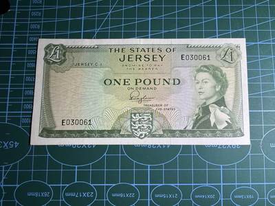 【炜奕收藏】，第五十七期，英联邦女王专场 - 1963年泽西岛1镑，品相如图，a版少见，号码无47，上方有个小裂口，戎装女王像