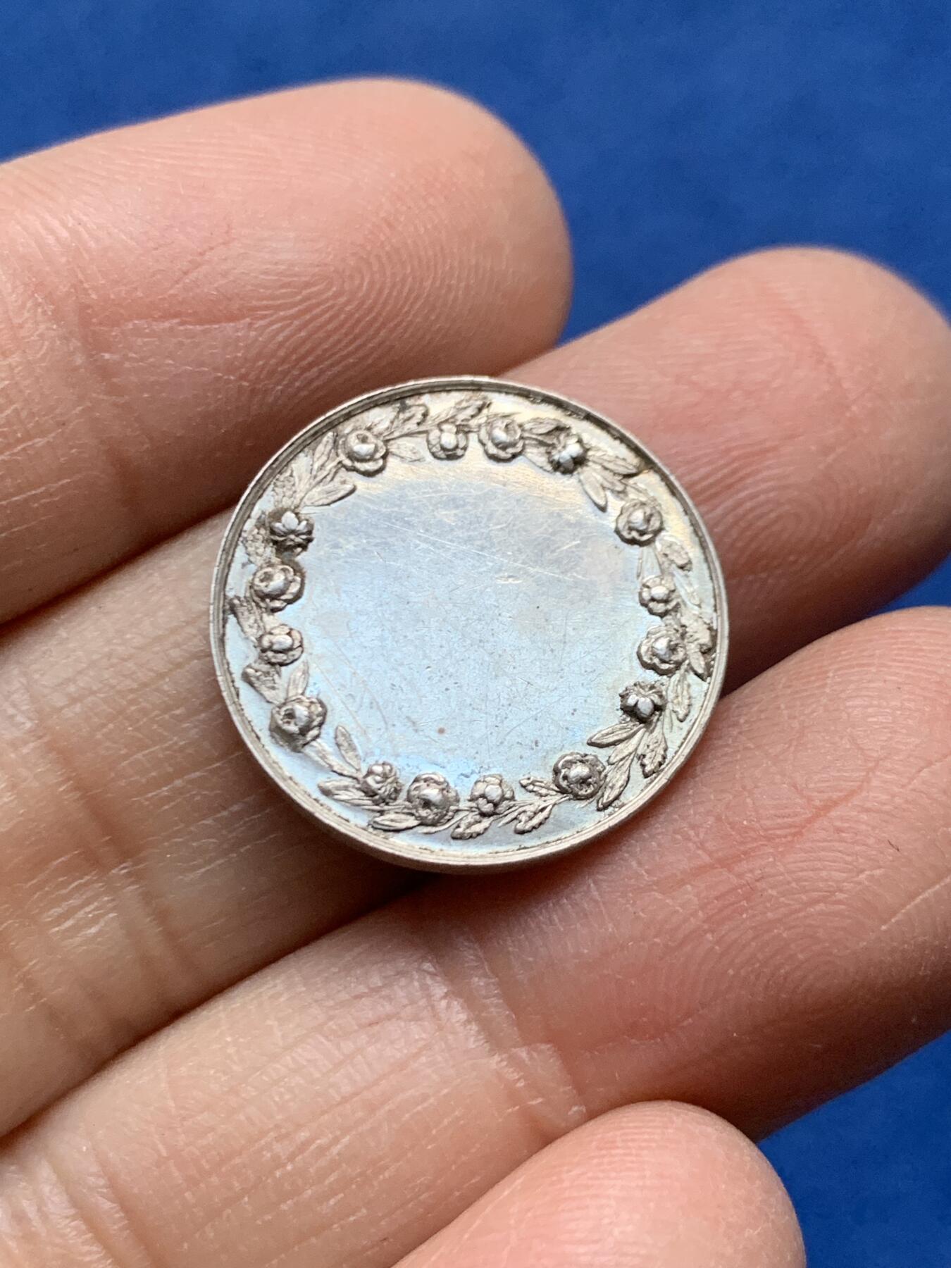 《竞宝斋》第458场 周日，周一，周二   3场连拍 （全场包邮）欢迎送拍 法国婚姻与爱情纪念银章，3g，20.1mm，蜜蜂边铭