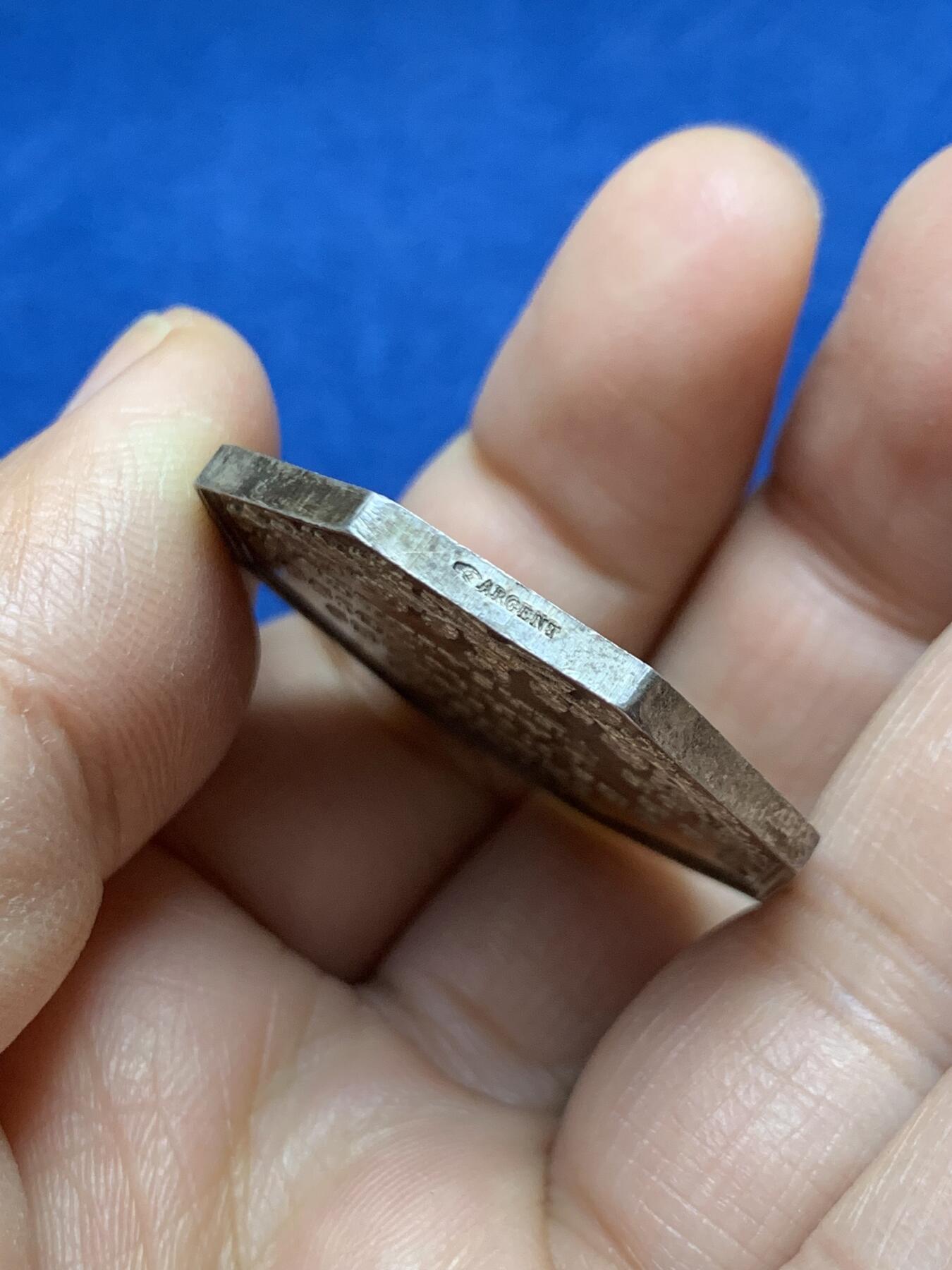 《竞宝斋》第458场 周日，周一，周二   3场连拍 （全场包邮）欢迎送拍 法国八角银质代币，凡尔赛公证人，18.89g，34.8mm，手指边铭，状态犀利